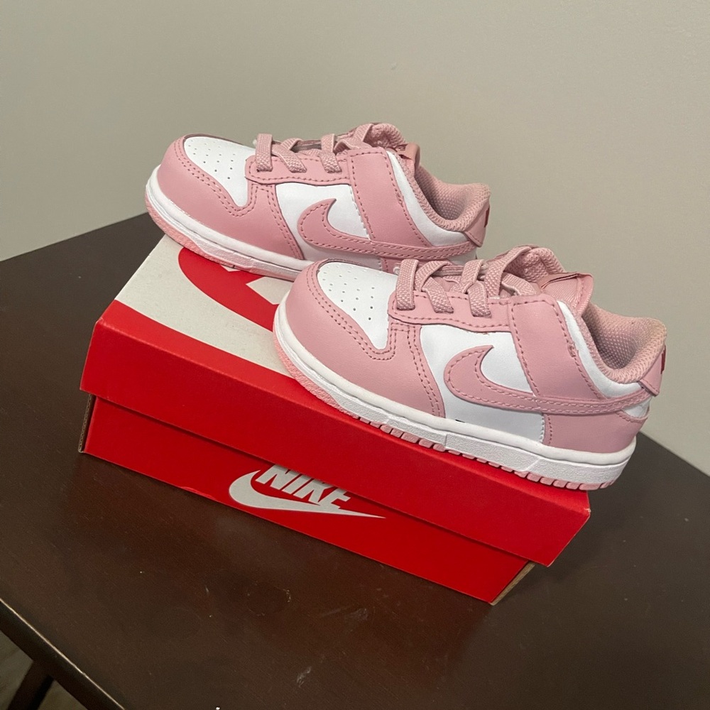 Nike Kids Sneakers in Pink and White